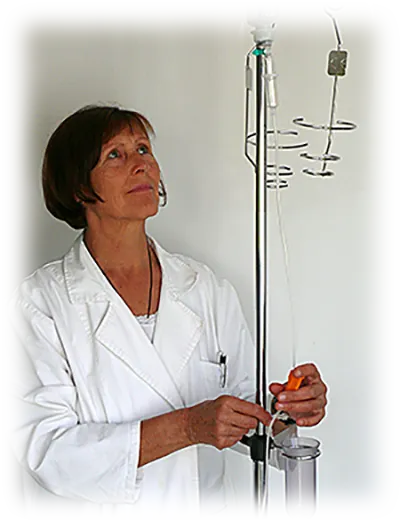 Dagmar Ehrlinspiel bei einer Infusionsbehandlung in der Naturheilpraxis